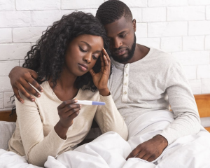 image illustrative d'un couple ayant des problèmes d'infertilité qui recherchent des solutions